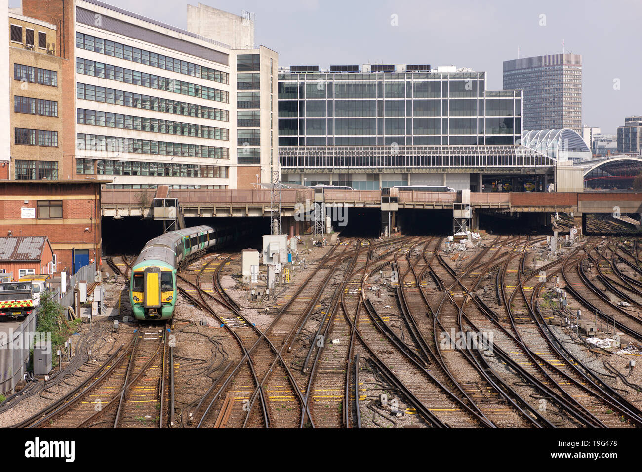 Tren de pasajeros que llegan a la estación Victoria de Londres, Londres, Inglaterra Foto de stock