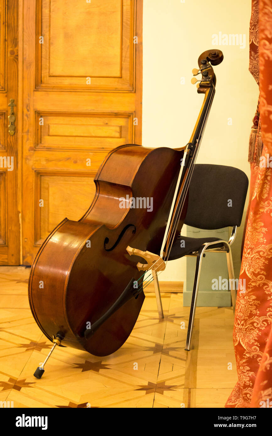 El contrabajo es el segundo más grande en tamaño y la segunda más baja en  el sonido de los instrumentos musicales de cuerda ampliamente utilizado  Fotografía de stock - Alamy