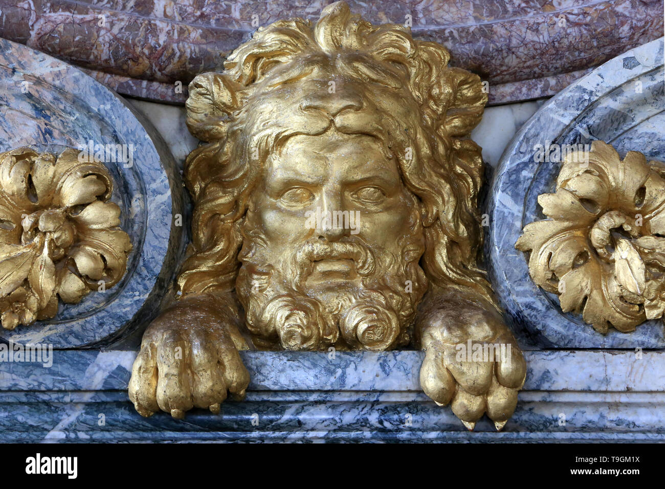 Escultura d'un homme lion. Le Salon de la guerre. Château de Versailles. / Escultura de un león el hombre. La Sala de Guerra. Palacio de Versalles. Foto de stock