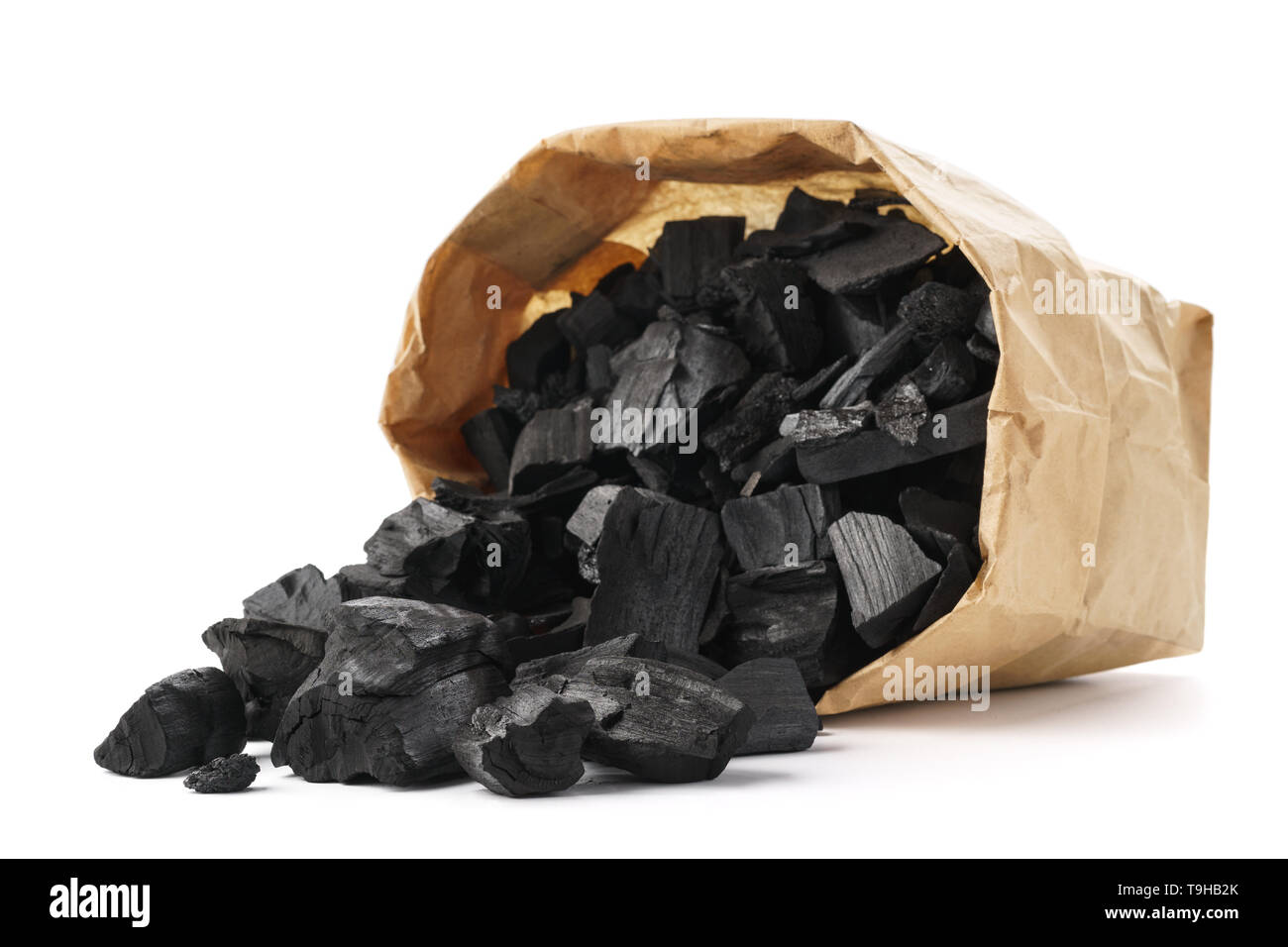 El carbón vegetal negro en una bolsa de papel. El carbón de leña para  avivar el fuego en una parrilla Fotografía de stock - Alamy
