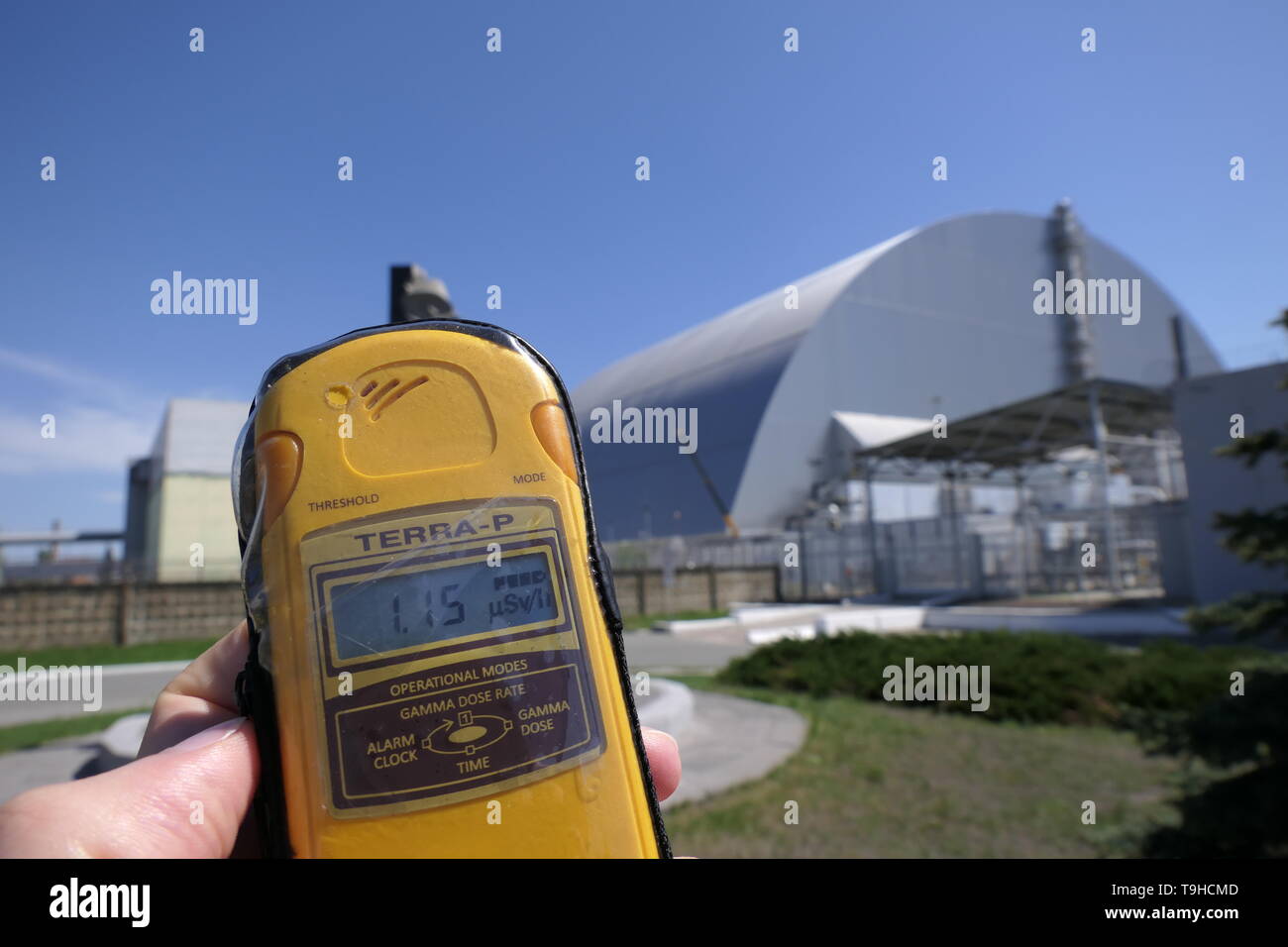 Vista del Reactor 4 con un contador Geiger, dentro de la zona de exclusión de Chernobyl, Ucrania Foto de stock