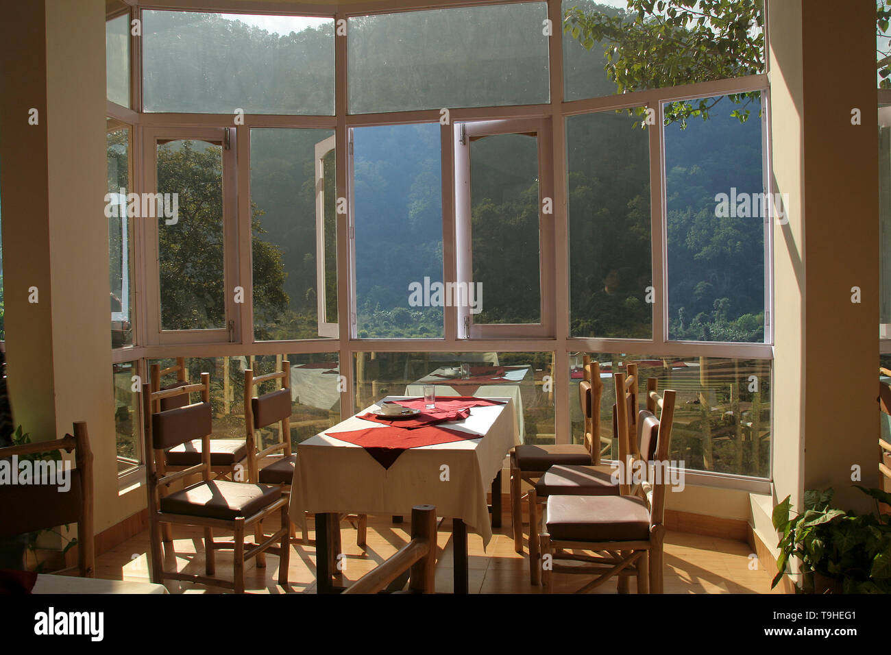 Mesa de comedor del restaurante con la vista de la ventana Fotografía de  stock - Alamy