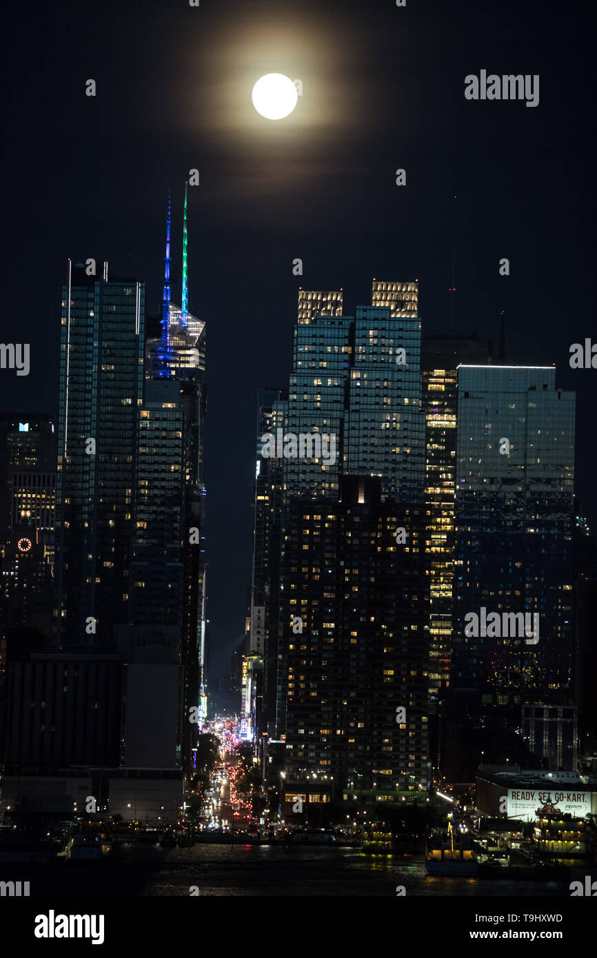 Nueva York, Estados Unidos . El 18 de mayo, 2019. Luna llena es visto en la isla de Manhattan, en Nueva York, desde la ciudad de Weehawken en Nueva Jersey en los Estados Unidos en la noche del sábado, 18. Crédito: Brasil Foto Press/Alamy Live News Foto de stock