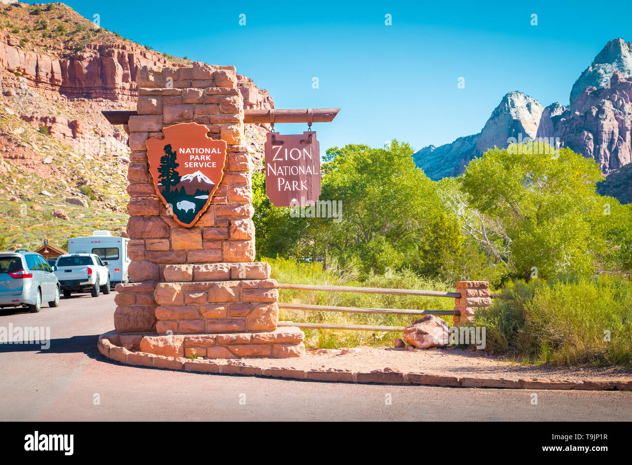 Entrada al Parque Nacional de Zion monument firmar en un hermoso día soleado con el cielo azul en verano, Utah, EE.UU. Foto de stock