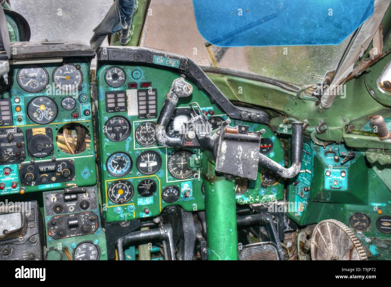 Tupolew, Tupolev 134, TU 134, TU-134, Flugzeug, Passagiermaschine, Cockpit, ausgemustert, verlassen, vergessen, Friedhof, Flugzeugfriedhof, Instrumen Foto de stock