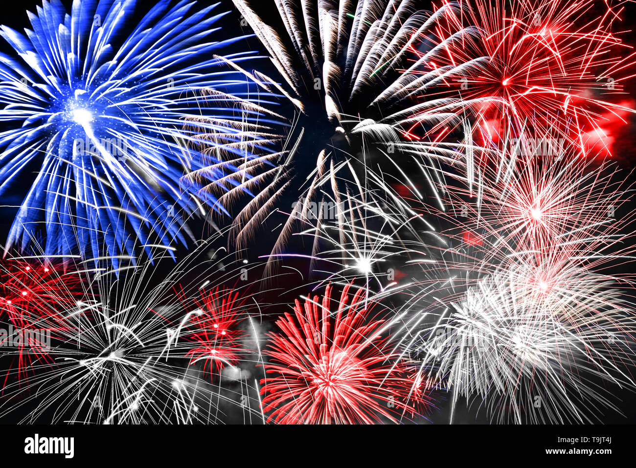 Azul blanco y rojo fondo de Fireworks Foto de stock