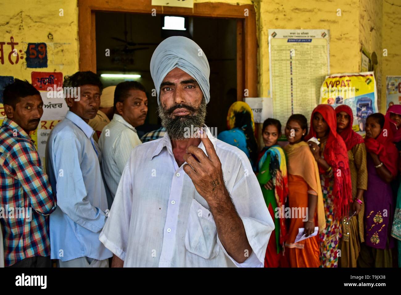 Un votante indio visto mostrando su dedo entintada después de emitir su voto en una mesa electoral durante la fase final de las elecciones generales de la India en el distrito de Patiala Punjab. Ha comenzado la votación para la fase final de las elecciones al Lok Sabha en Punjab, Bengala Occidental, Bihar, Madhya Pradesh, Uttar Pradesh, Himachal Pradesh, Jharkhand y Chandigarh. A lo largo de 10.01 lakh votantes decidirán el destino de 918 candidatos. El escrutinio tendrá lugar el 23 de mayo, dijeron las autoridades. Foto de stock