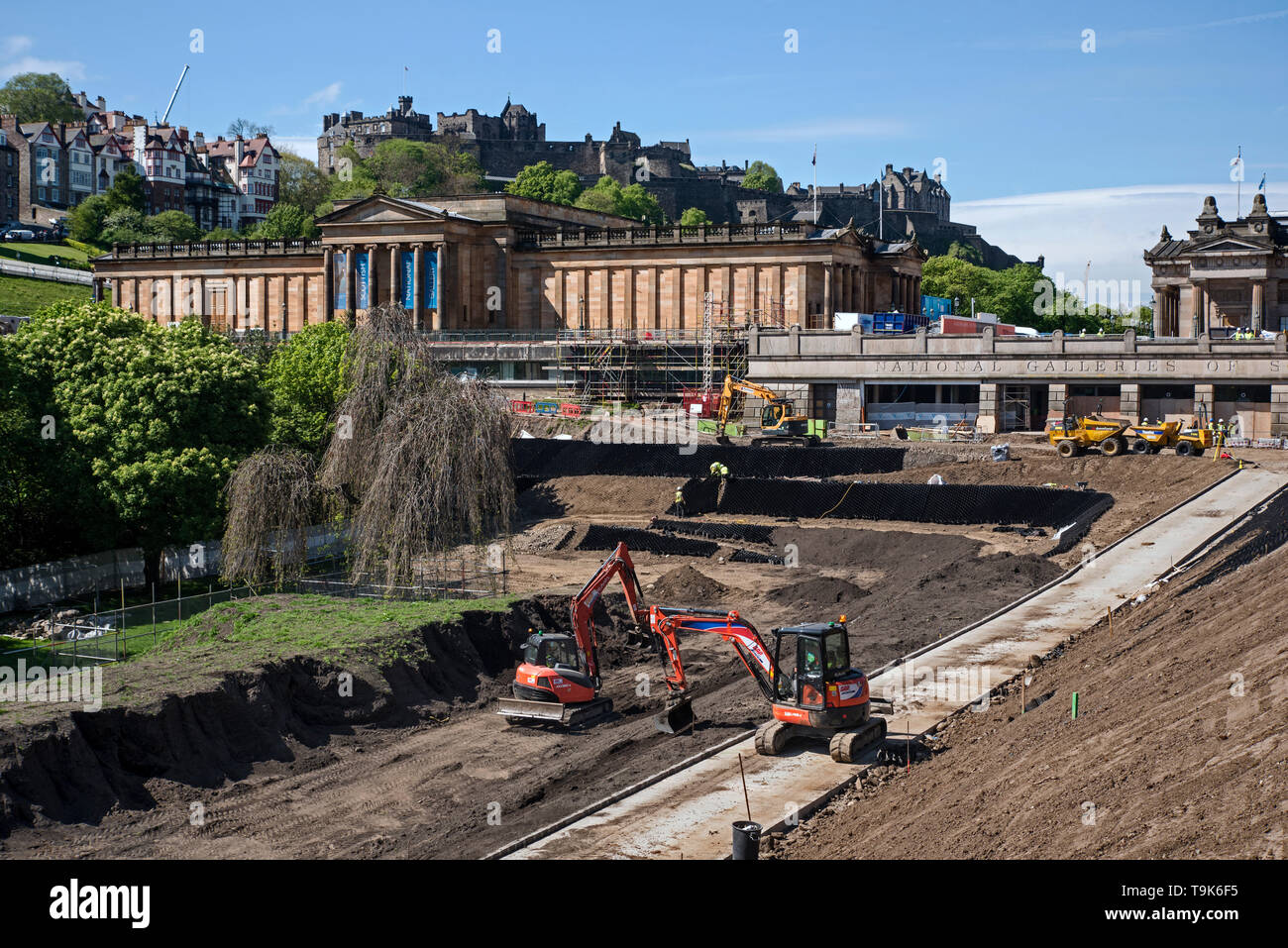 El paisajismo de los jardines de Princes Street East está llevando a cabo como parte del desarrollo de la Galería Nacional de Escocia, en Edimburgo, Escocia, Reino Unido Foto de stock