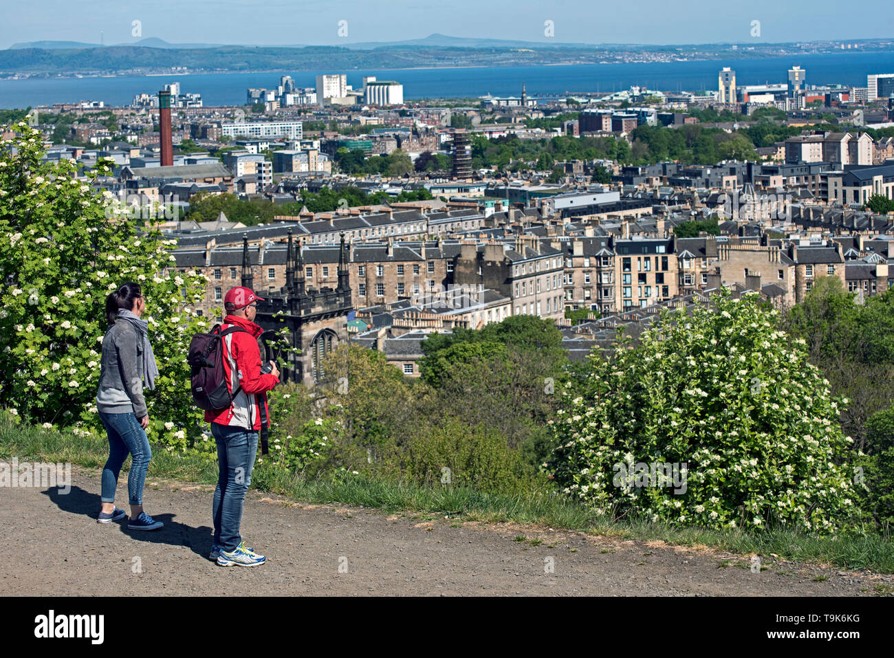 Los turistas de Calton Hill podrá contemplar las vistas de Leith, Leith y el Firth of Forth. Foto de stock