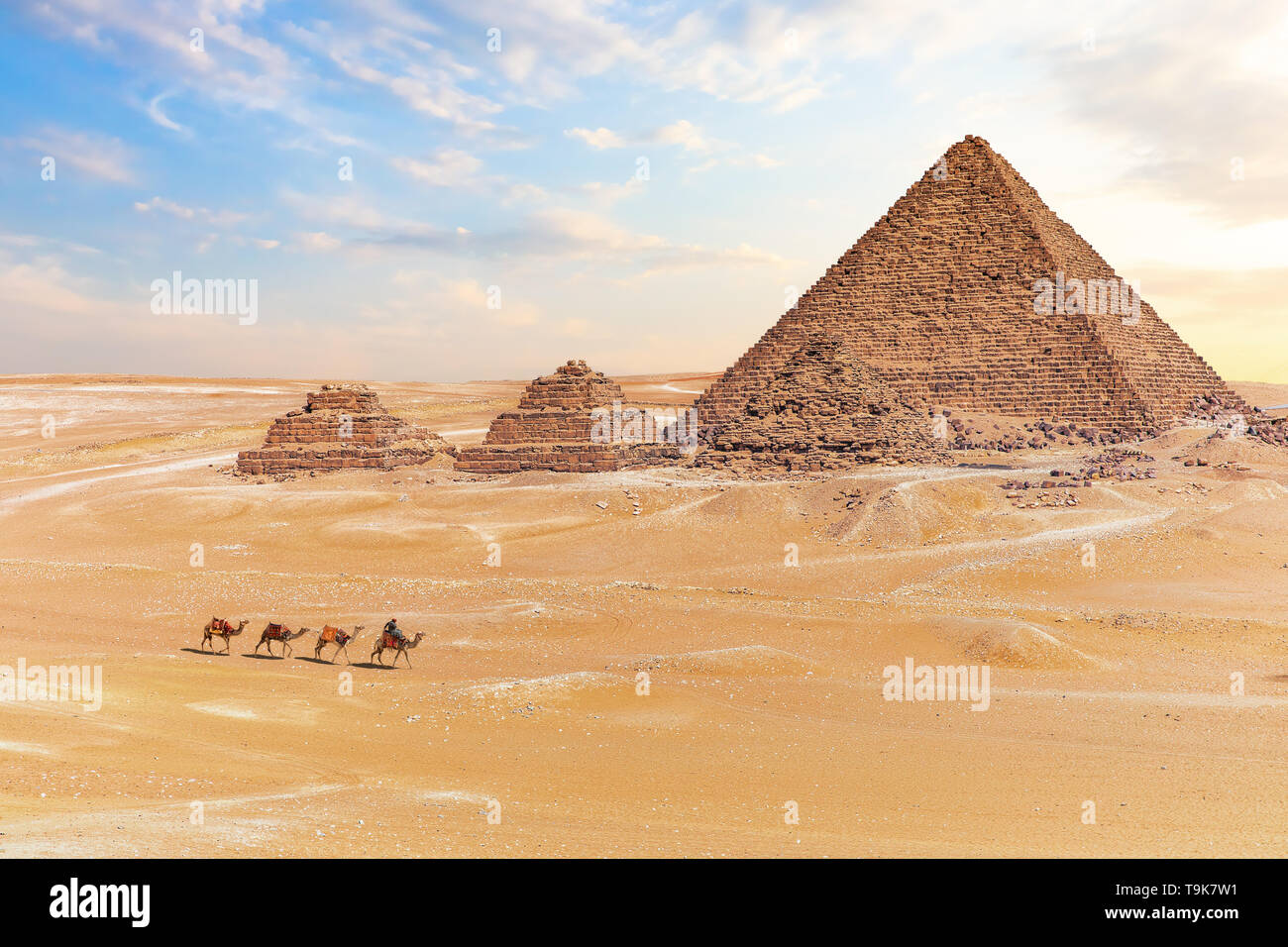 Vista de la pirámide de Menkaure y las tres pequeñas pirámides en Giza, Egipto Foto de stock