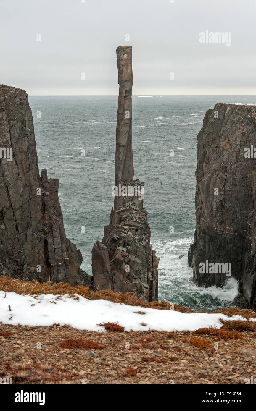 Torre de roca de la erosión causa por el océano Atlántico Foto de stock
