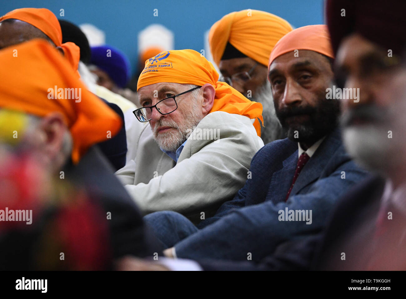 (Centro), líder laborista Jeremy Corbyn durante una visita a Gurdwara Sri Guru Singh Sabha en Southall. Foto de stock