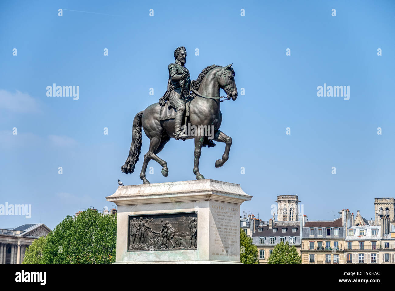 Estatua de Enrique IV por el Pont Neuf - Paris, Francia Foto de stock
