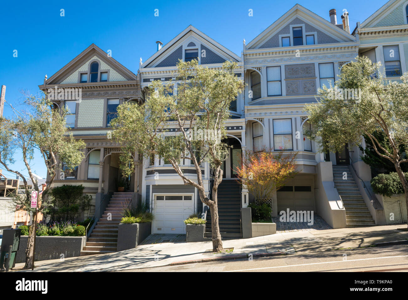 Arquitectura de San Francisco, EEUU - Marzo 30, 2019: casas decoradas en  diferentes colores, y ricas en detalles. Hyde Street. California,   Fotografía de stock - Alamy