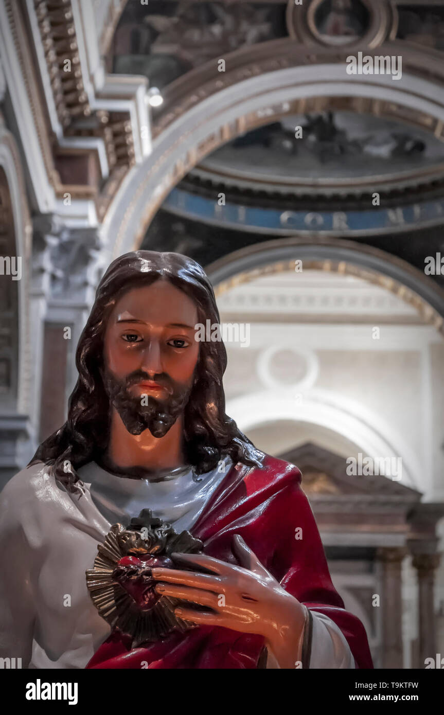Una estatua de Jesucristo está en una de las muchas iglesias en Roma, Italia. Foto de stock