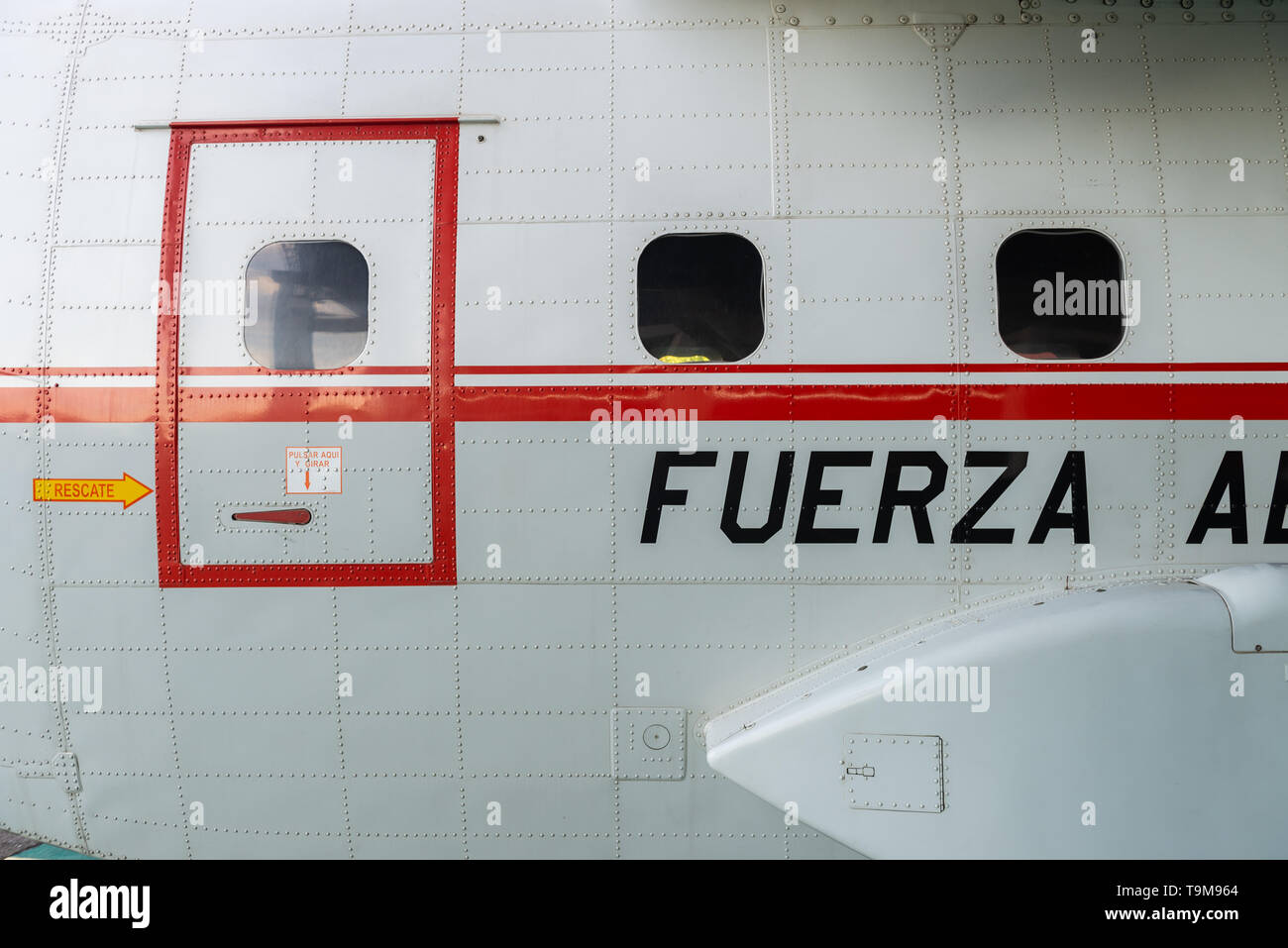 Avión de carga ligera CASA C-212 del Grupo de Airbus se en el hangar de la Fuerza Aerea Paraguaya, Paraguay Foto de stock