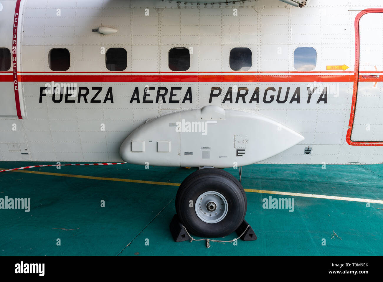 Avión de carga ligera CASA C-212 del Grupo de Airbus se en el hangar de la Fuerza Aerea Paraguaya, Paraguay Foto de stock