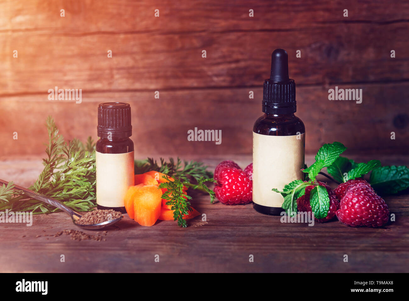 Zanahoria y aceite de semilla de frambuesa. Puro y Natural. Aromaterapia,  masaje aceite base, filtro solar Fotografía de stock - Alamy