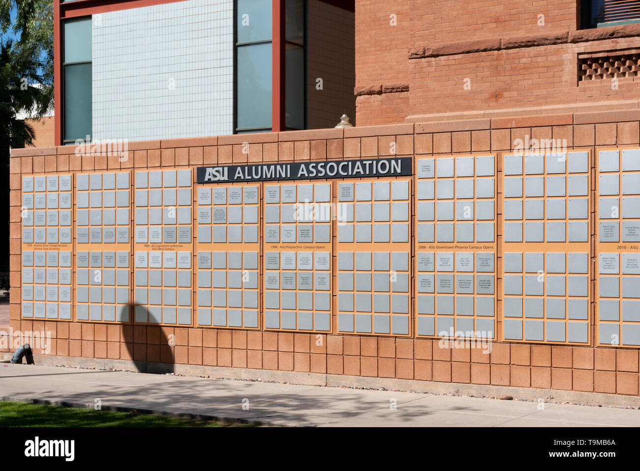 TEMPE, AZ/USA - 10 de abril de 2019: la Asociación de Antiguos Alumnos de la ASU Wall en el campus de la Universidad Estatal de Arizona. Foto de stock
