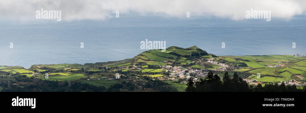 Paisaje aéreo mirando en el sentido de Mosteiros, visto desde el volcán de Sete Cidades en la isla de Sao Miguel, Azores Foto de stock