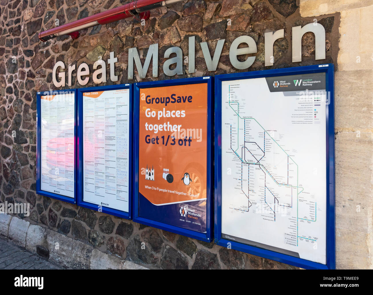 Tablones de anuncios / paneles informativos sobre el muro exterior de Great Malvern estación en Malvern, Worcestershire, Inglaterra, Reino Unido, incluyendo calendarios, un rail net Foto de stock