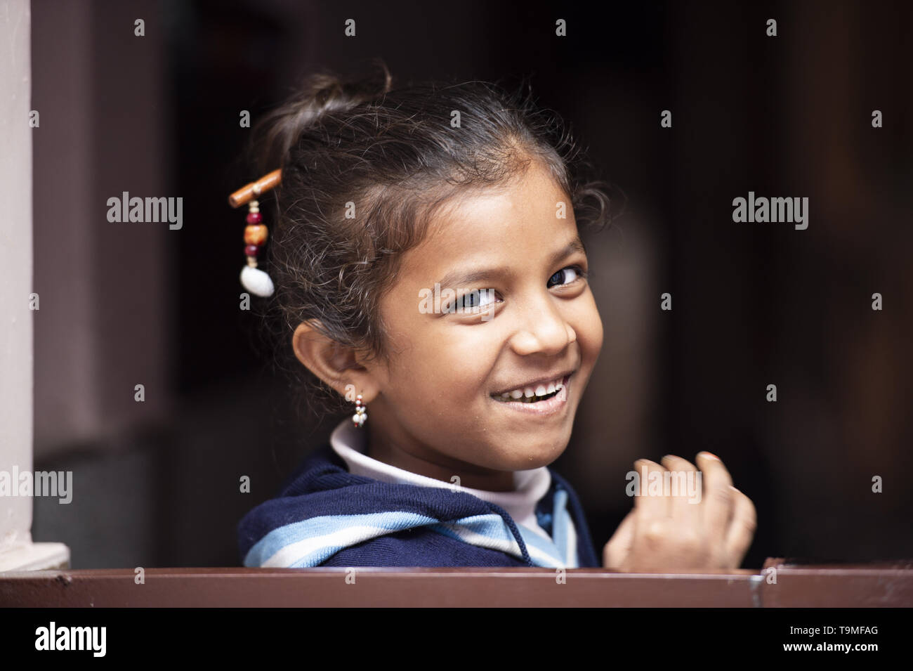 Retrato de un sonriente poco hermoso niño en Varanasi. Varanasi es también conocida como Benarés. Foto de stock