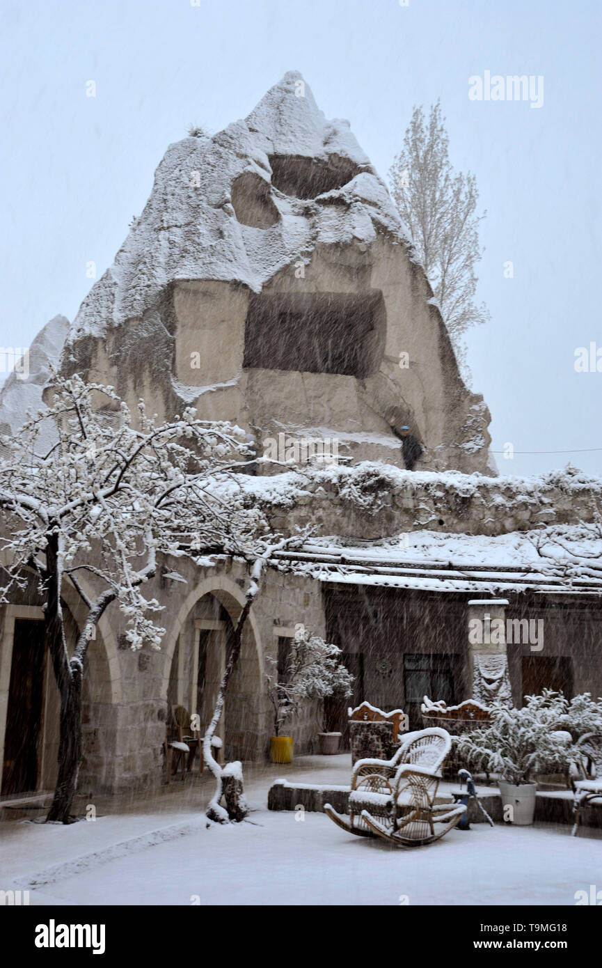 Inusuales formaciones de piedra natural con nieve en Goreme, en la región de Cappadocia de Turquía Foto de stock