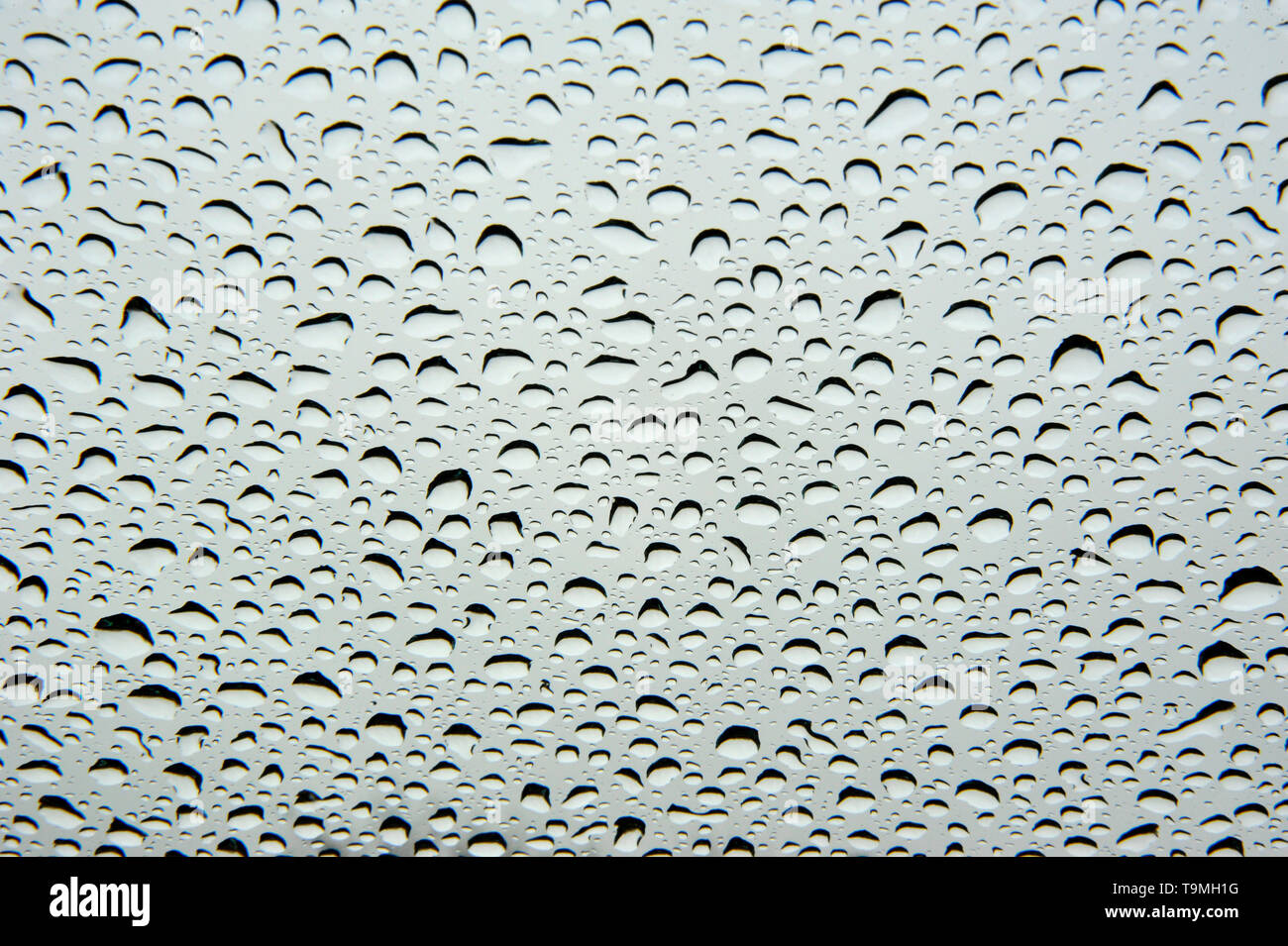 Patrón de las gotas de lluvia en el parabrisas de un coche Foto de stock
