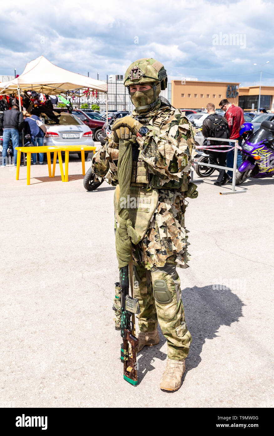 Samara, Rusia - Mayo 18, 2019: soldado ruso no identificado en uniforme  militar de camuflaje con un rifle de francotirador en mano en la calle, en  la ciudad de vacaciones Fotografía de stock - Alamy