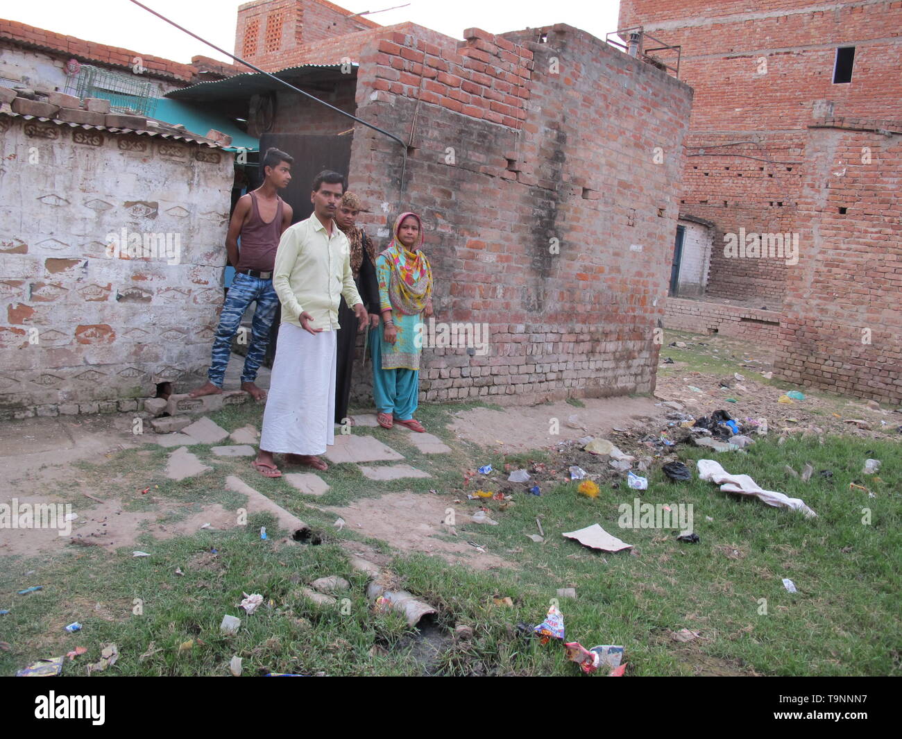 Varanasi, India. 26 abr, 2019. Rizwan Ali, un local de la Saraiya, Varanasi, muestra el mal saneamiento fuera de su casa. Los residentes de barrios dominado por musulmanes afirman haber sido abandonados por las autoridades y sufren la falta de desarrollo y servicios públicos incluyendo los suministros de agua potable, alcantarillado y saneamiento disfuncional. Crédito: Siddhartha Kumar/dpa/Alamy Live News Foto de stock