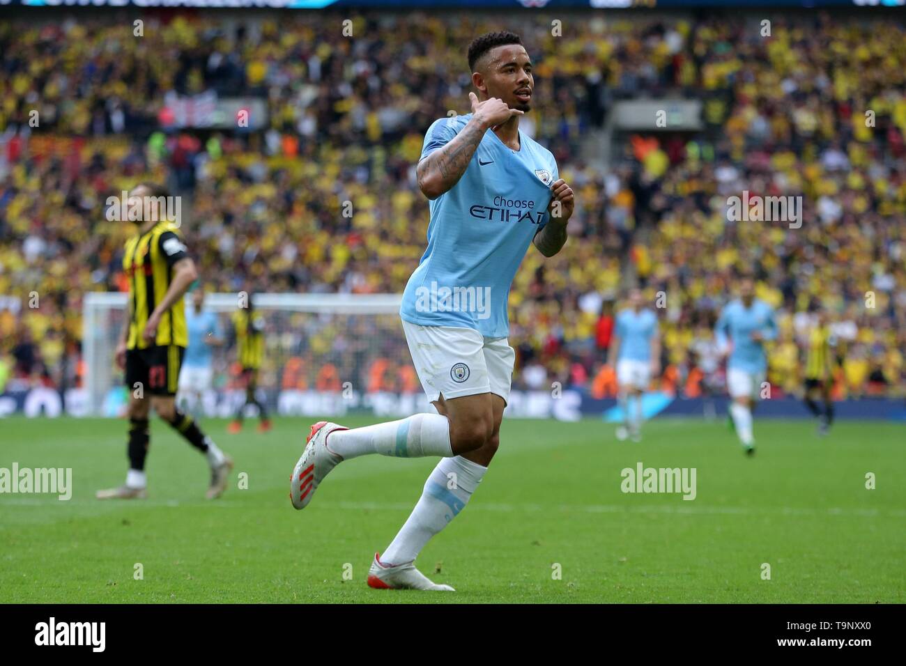 Londres Inglaterra 18 De Mayo Gabriel Jesus De Manchester City Celebran Con El Trofeo Durante La Final De La Copa Fa Entre El Manchester City Y Watford En El Estadio De