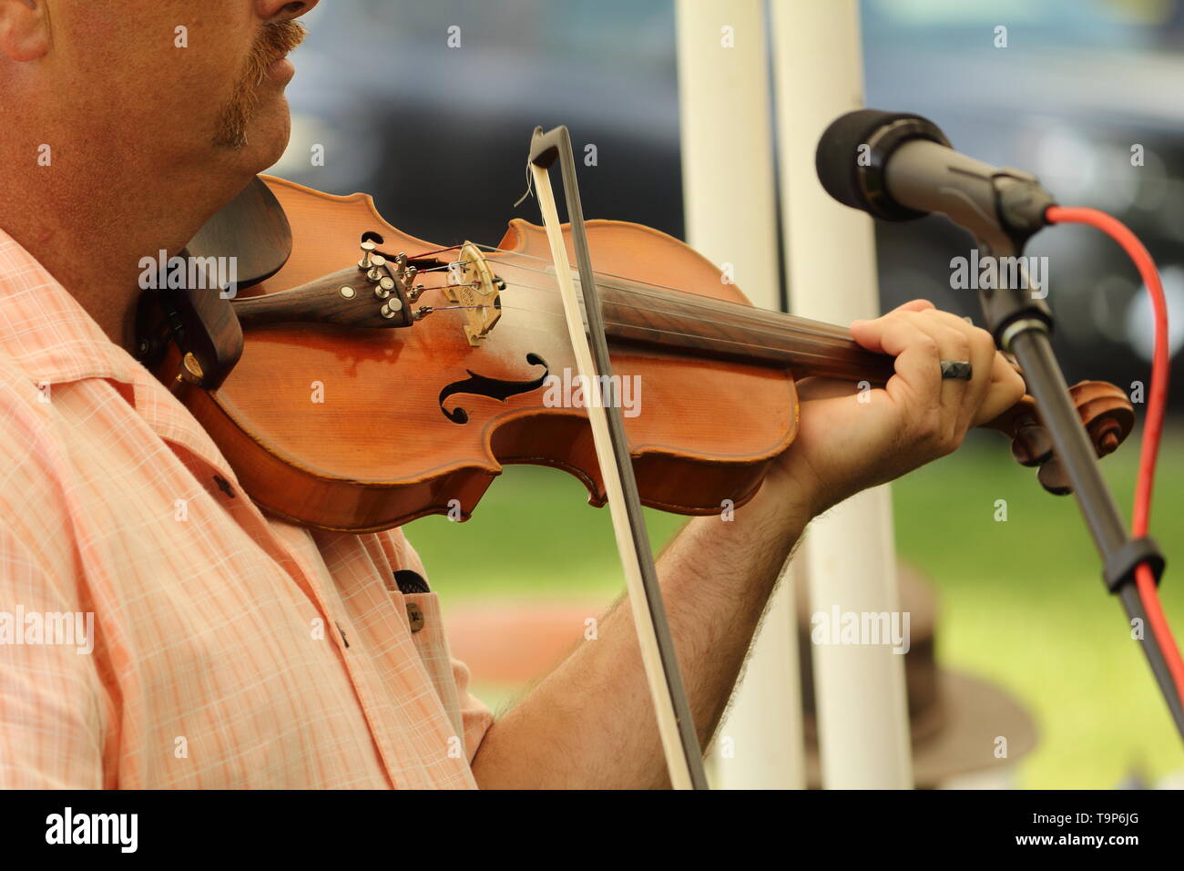 Close-up de un Bluegrass fiddler realizar Foto de stock