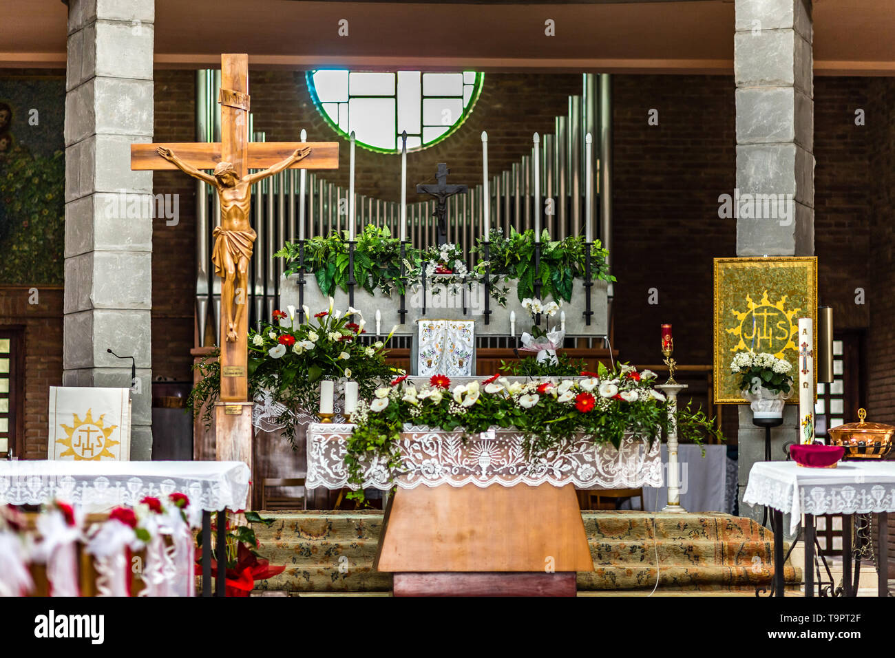Decoraciones del altar fotografías e imágenes de alta resolución - Alamy