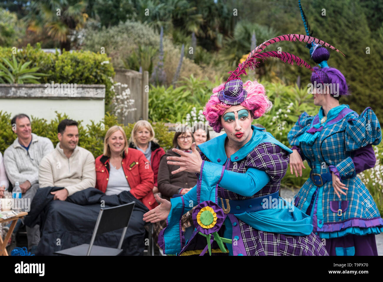 Oh no, no lo es. Una actuación teatral virada y colorida presentada por LKT Productions en Trebah Garden en Cornwall. Foto de stock