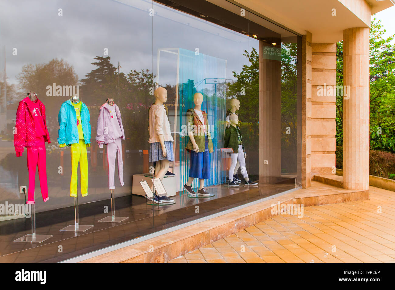 SOCHI, Rusia, 18 de abril de 2019 -maniquíes en verano ropa de mujer en un escaparate Foto de stock