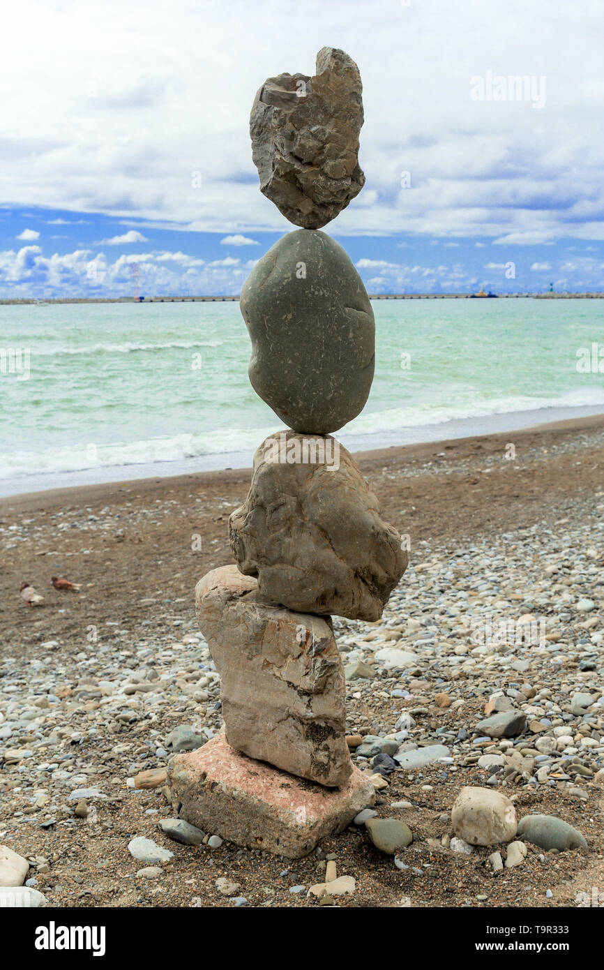 Pirámide de piedras en la orilla del mar Negro Foto de stock