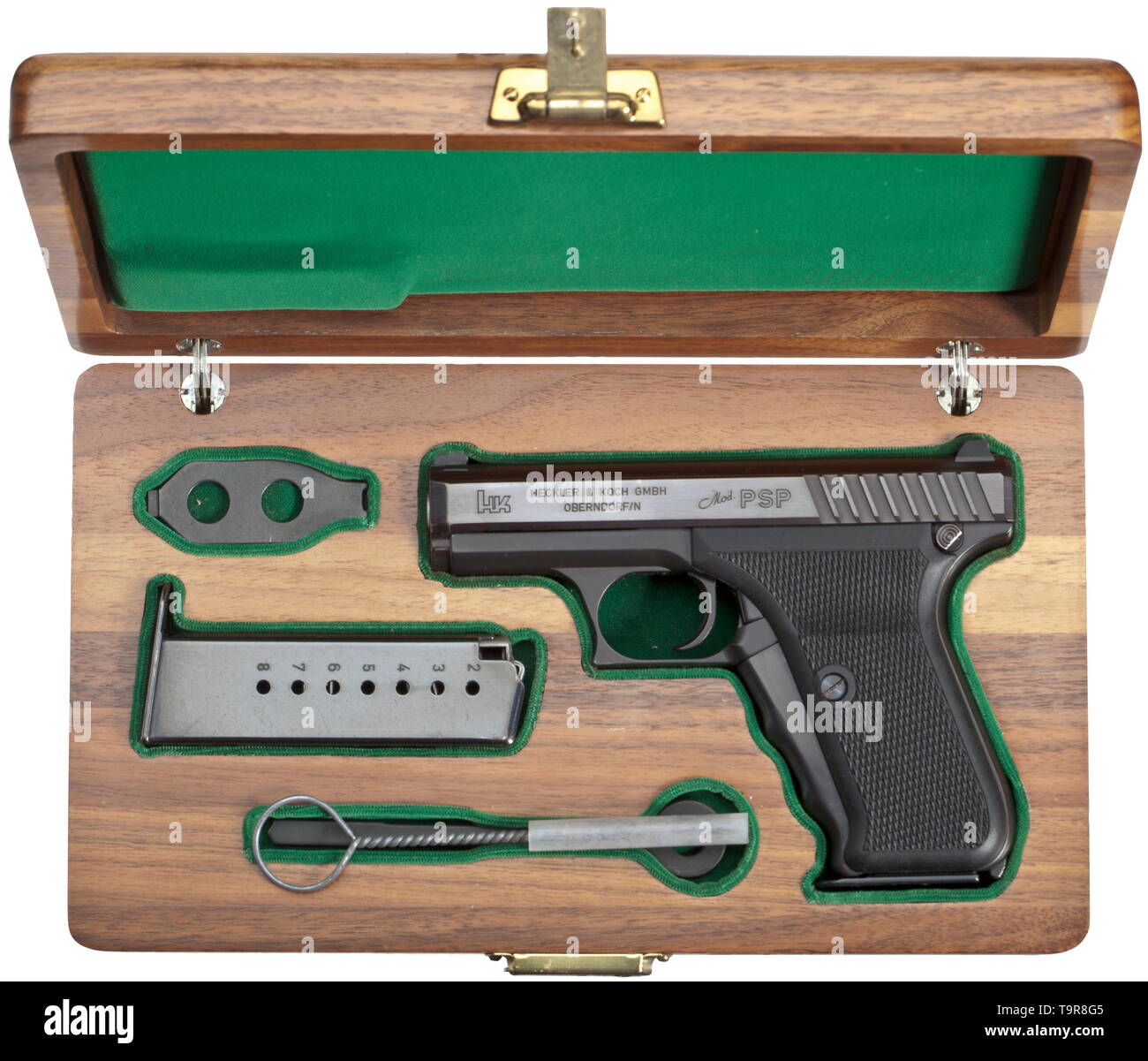 Una Heckler & Koch Mod. PSP ('Polizei-Selbstlade-Pistole'), pre-serie de P 7, en Cofrecito Cal. 9 mm Parabellum, no. 219. Números coincidentes. Cavidad de brillante. Barril de polígono. Ocho tiros. Prueba marcado 1978. Tres puntos de vistas. Amartillar mango. En el lado izquierdo de la diapositiva firme y nombre del modelo. Acabado original completo, ligeramente de color ciruela en la diapositiva. Empuñadura de plástico paneles sin modelo, asimismo revista. Presentación de nogal barnizada en urna, dimensiones 29 x 17 x 6 cm, con incrustaciones de fieltro verde. Incluye cargador de repuesto, herramientas, varilla de limpieza y urna clave. Nueva overa, Additional-Rights-Clearance-Info-Not-Available Foto de stock