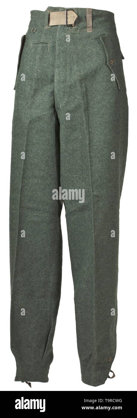 Un par de pantalones en el campo gris cuestión de ropa especial para  unidades de pistola de asalto del ejército depot pedazo con Reich número de  fábrica desde finales de 1944 la