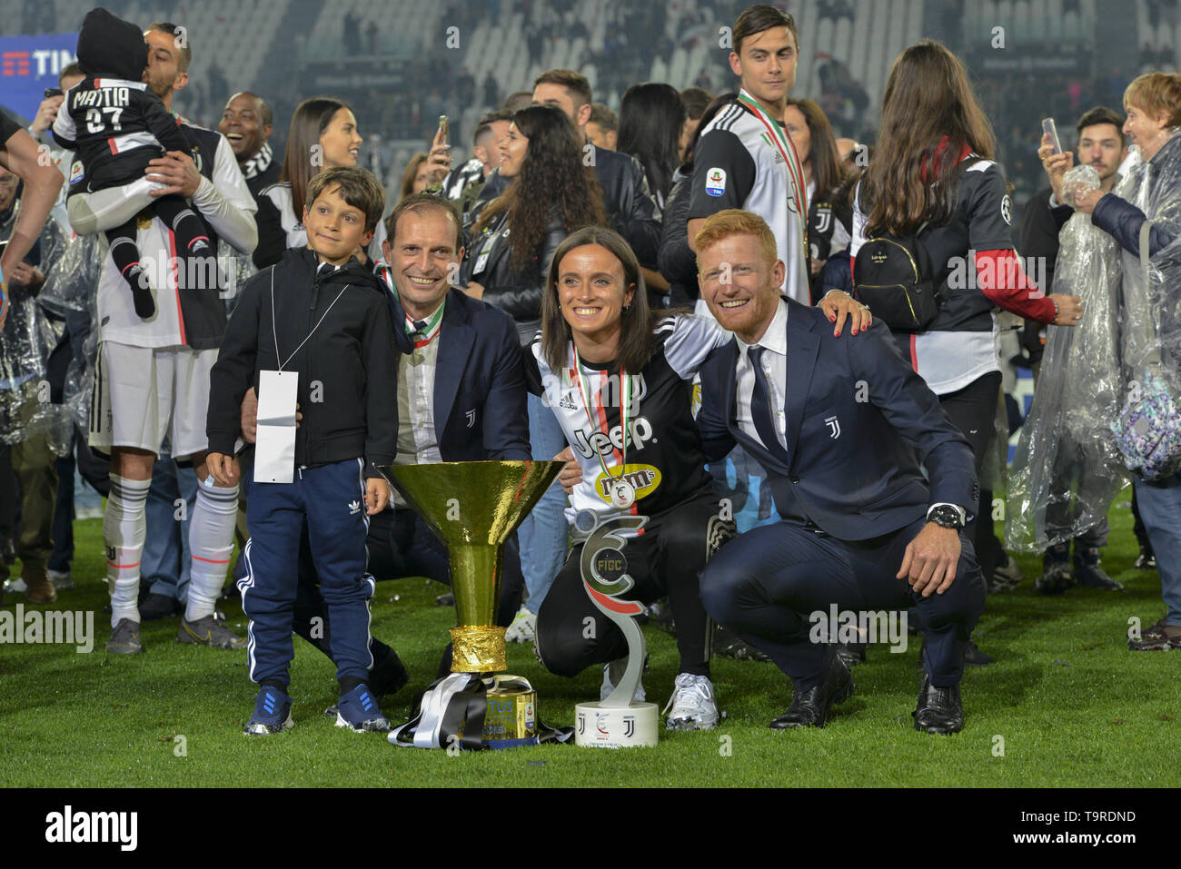 Massimiliano Allegri entrenador de la Juventus, Barbara Bonansea de Juventus  Mujer celebra el trofeo de Scudetto 2018-2019 en estadio Allianz, Turín  (Foto por Antonio Polia/Pacific Press Fotografía de stock - Alamy