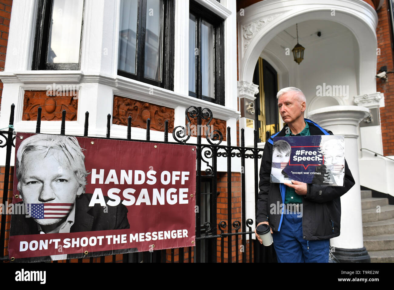 Julian Assange partidarios fuera de la embajada de Ecuador en Londres el día en que los fiscales suecos han presentado una solicitud para una orden de detención contra el fundador de WikiLeaks. Foto de stock