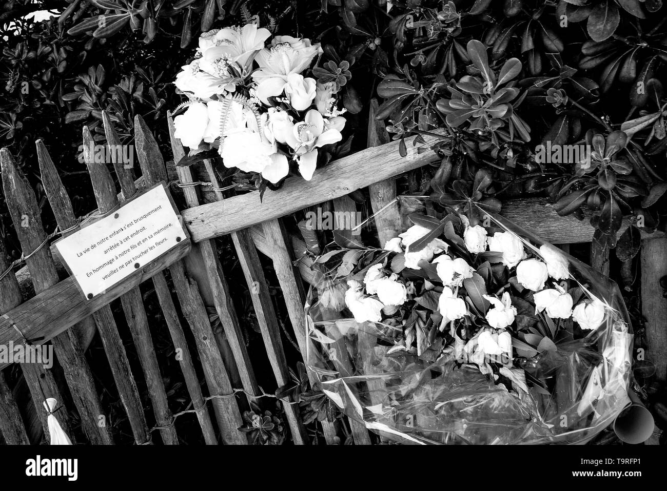 Sprays de flores rendir homenaje a las víctimas del suicidio, sendero cerca de Biarritz, Pirineos Atlánticos, Nouvelle-Aquitaine, Francia Foto de stock