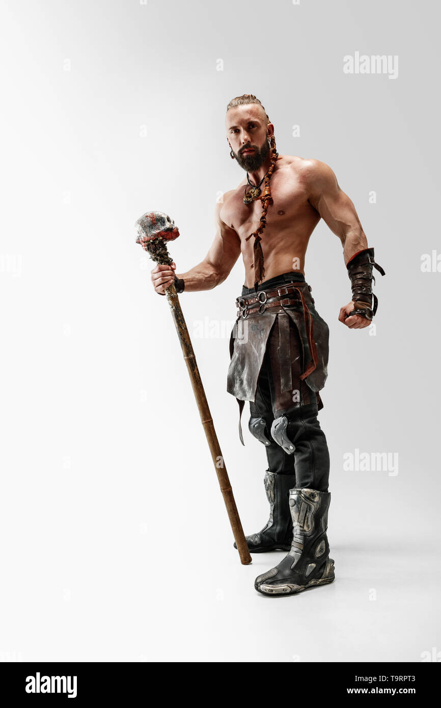 Visión general Lingüística Leyes y regulaciones Seria el pelo largo y musculoso modelo masculino en el traje de Vikingo de cuero con el big mace cosplaying aislado sobre fondo blanco studio. Retrato de longitud completa. Fantasy Warrior, el Visión general Lingüística Leyes y regulaciones Seria el pelo largo y musculoso modelo masculino en el traje de Vikingo de cuero con el big mace cosplaying aislado sobre fondo blanco studio. Retrato de longitud completa. Fantasy Warrior, el