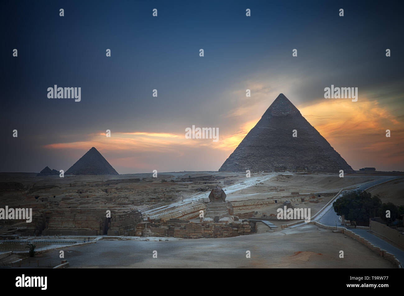Las pirámides de Giza y La Esfinge en la noche, Egipto Foto de stock