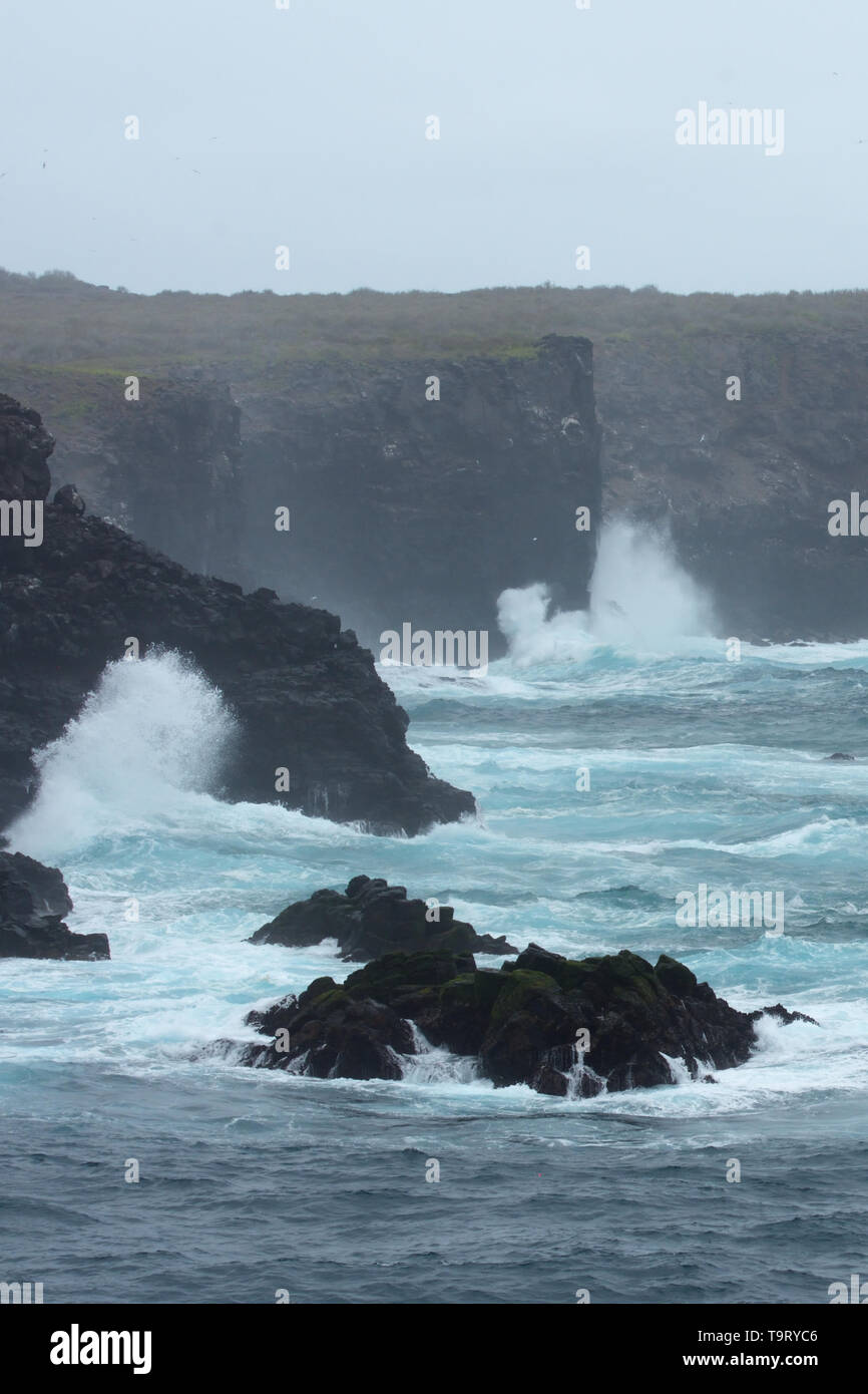 Mares tormentosos estrellándose contra los acantilados de Espanola Ialand en las Islas Galápagos Foto de stock