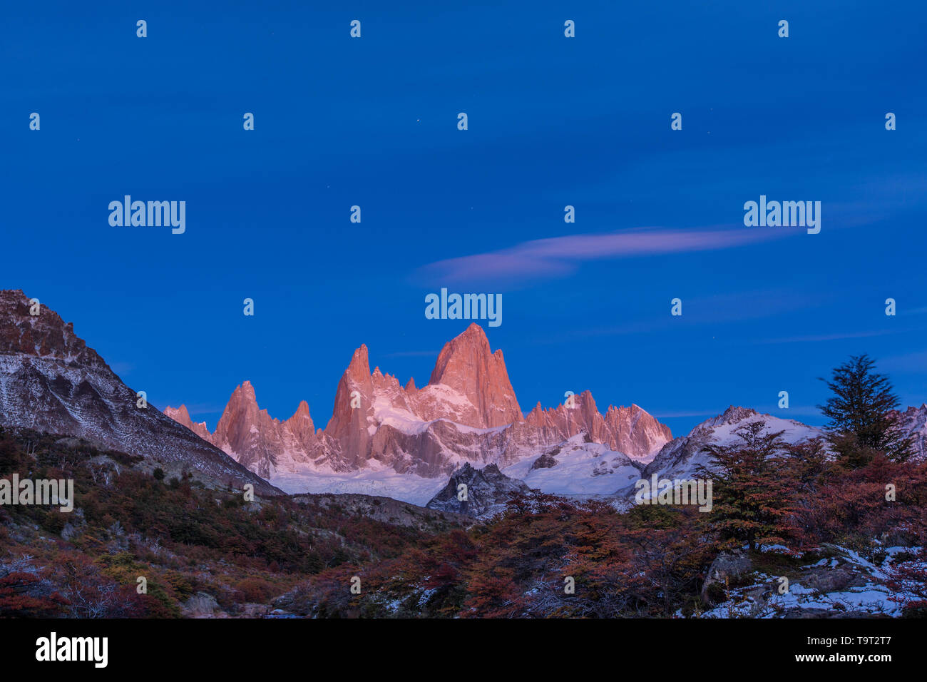 El macizo Fitz Roy en pastel pre-amanecer crepúsculo matutino. Parque Nacional Los Glaciares, cerca de El Chaltén, Argentina. Un sitio de Patrimonio Mundial de la UNESCO en la Foto de stock