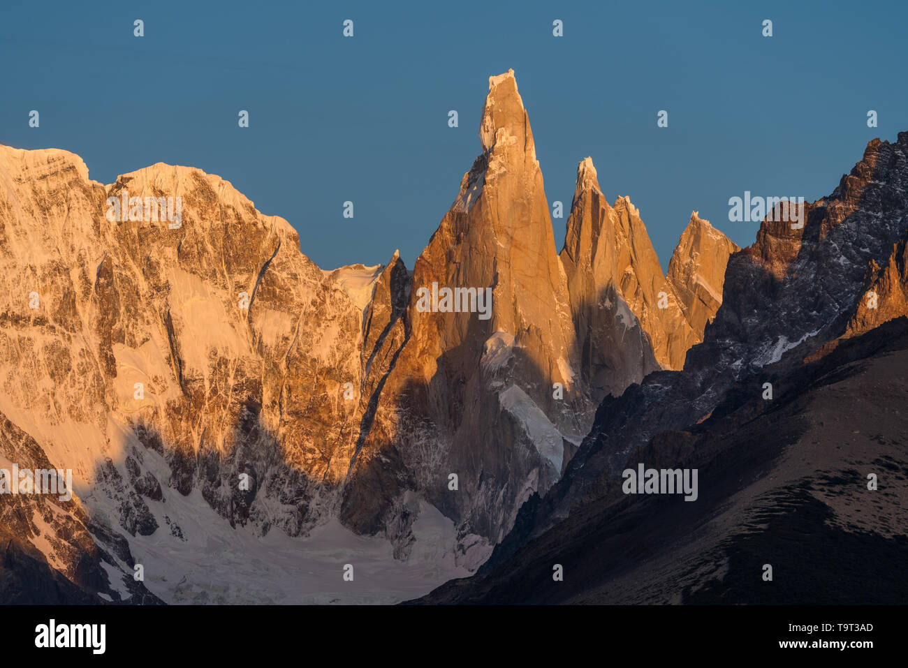 Luz del amanecer dorado en el Macizo de Adela y el Cerro Torre. Parque Nacional Los Glaciares, cerca de El Chaltén, Argentina. Patrimonio Mundial de la UNESCO Foto de stock