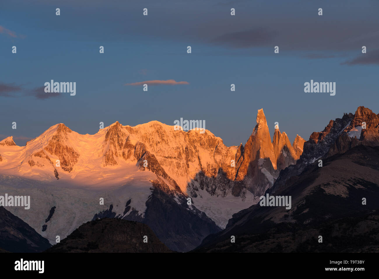 Luz del amanecer dorado en el Macizo de Adela y el Cerro Torre. Parque Nacional Los Glaciares, cerca de El Chaltén, Argentina. Patrimonio Mundial de la UNESCO Foto de stock