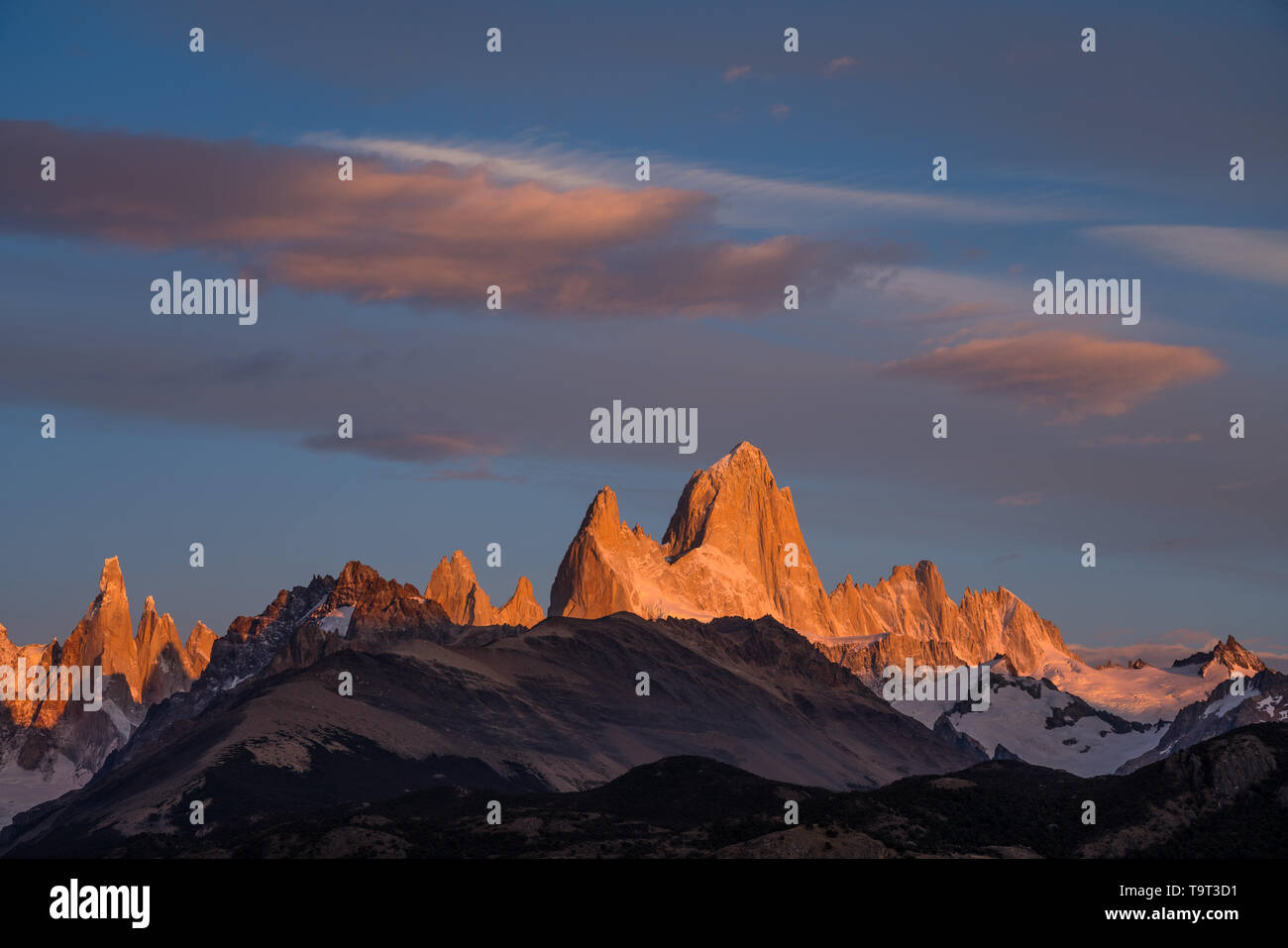 La primera luz del amanecer sobre el macizo Fitz Roy incluyendo el Monte Fitz Roy y el Cerro Torre. Parque Nacional Los Glaciares, cerca de El Chaltén, Argentina. A U Foto de stock