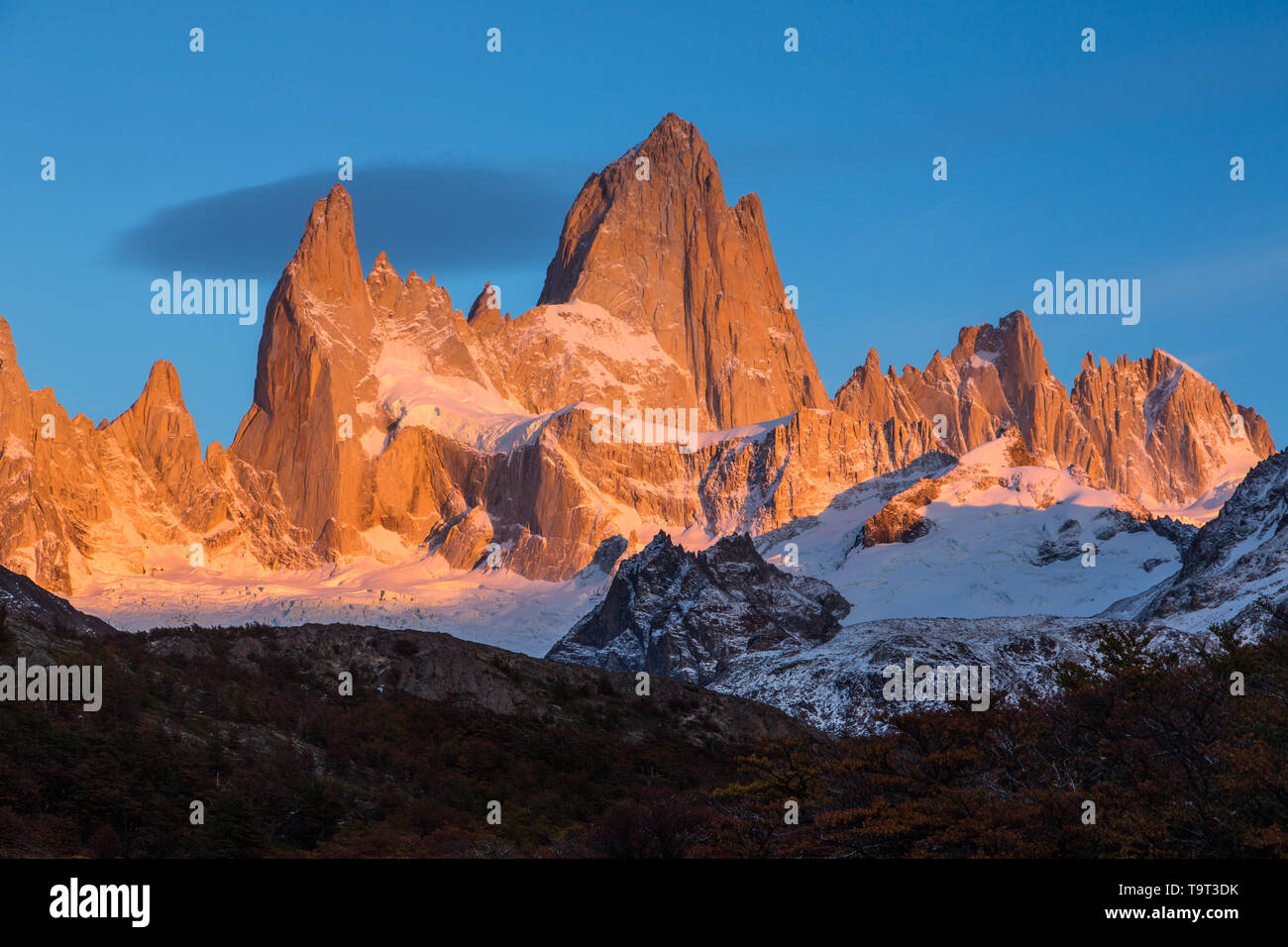 El macizo Fitz Roy con la primera luz del amanecer. Parque Nacional Los Glaciares, cerca de El Chaltén, Argentina. Un sitio de Patrimonio Mundial de la UNESCO en la Patag Foto de stock