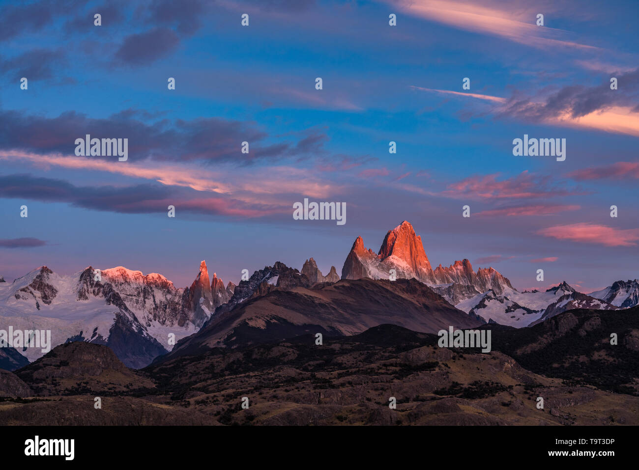La primera luz del amanecer sobre el macizo Fitz Roy con luz en el Monte Fitz Roy y el Cerro Torre. Parque Nacional Los Glaciares, cerca de El Chaltén, Argentina. Foto de stock
